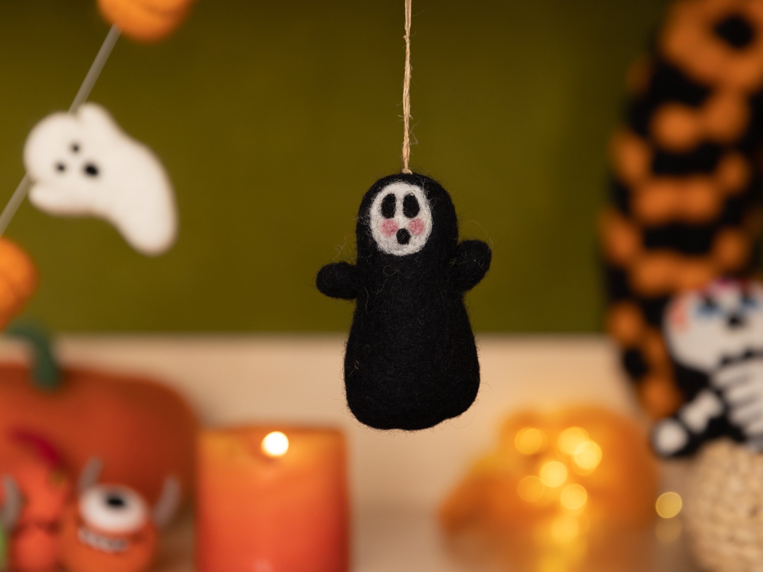 Felt Screaming Ghost Face - Felt and Yarn