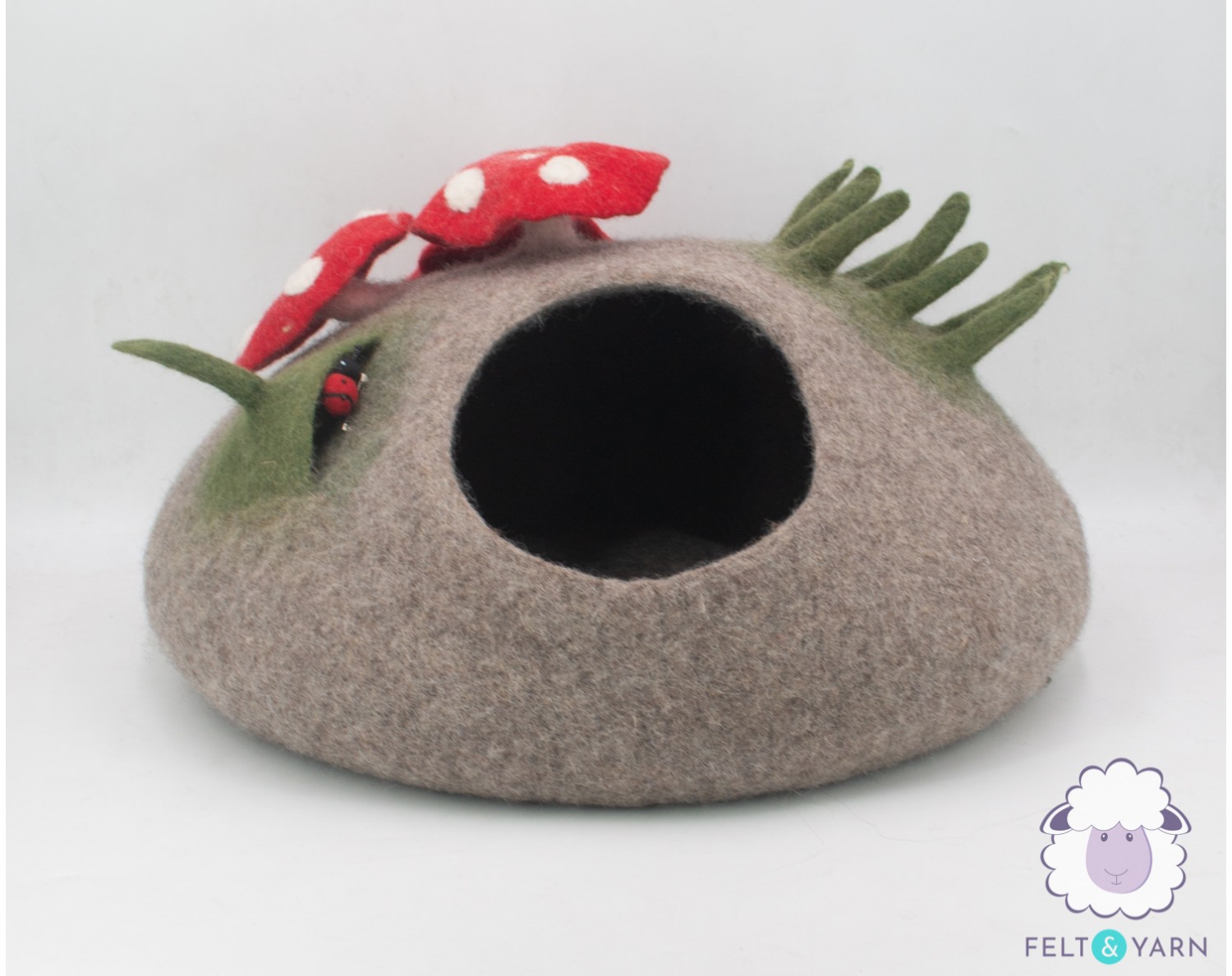 Cat cave with mini mushroom - Felt and Yarn