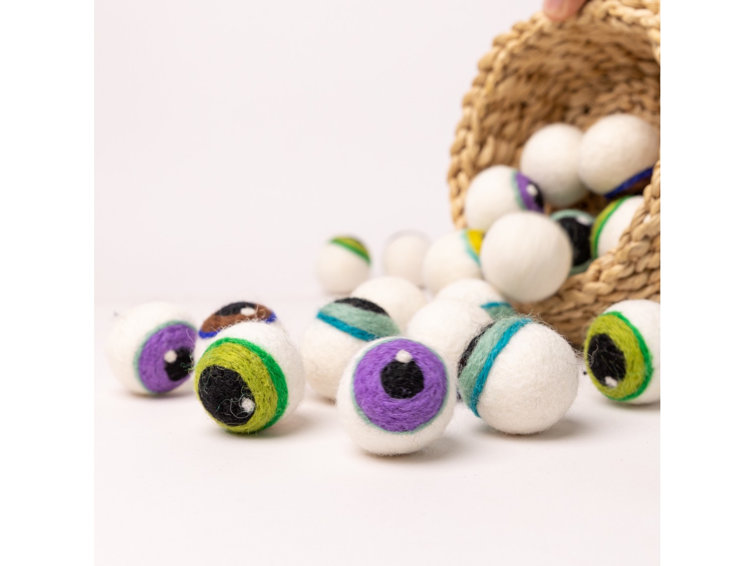 Creepy Halloween Felt Eyeballs - Felt and Yarn