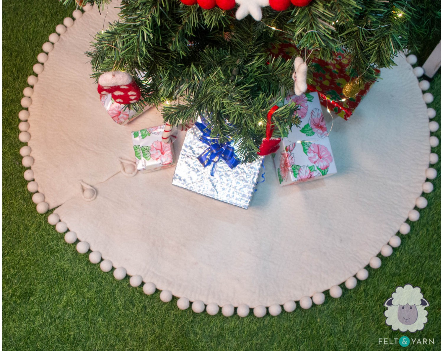 White and red tree skirt with pom poms - Felt and Yarn