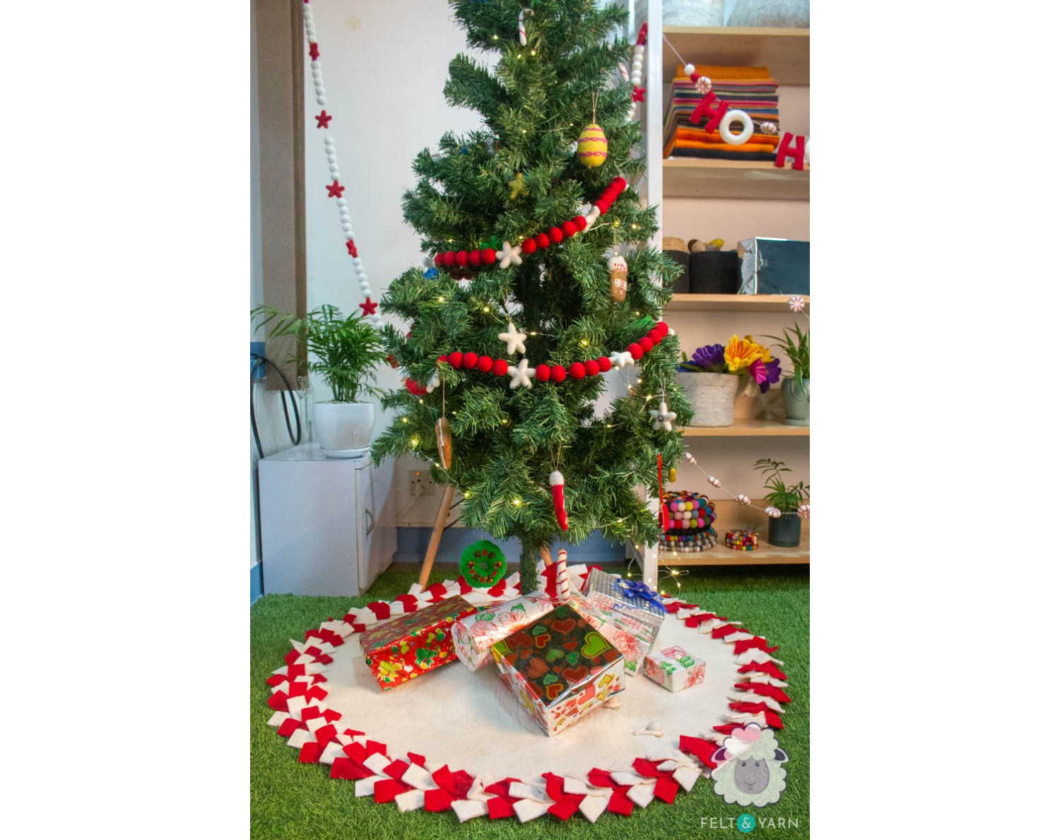 White And Red Tree Skirt With Pom Poms - Felt & Yarn
